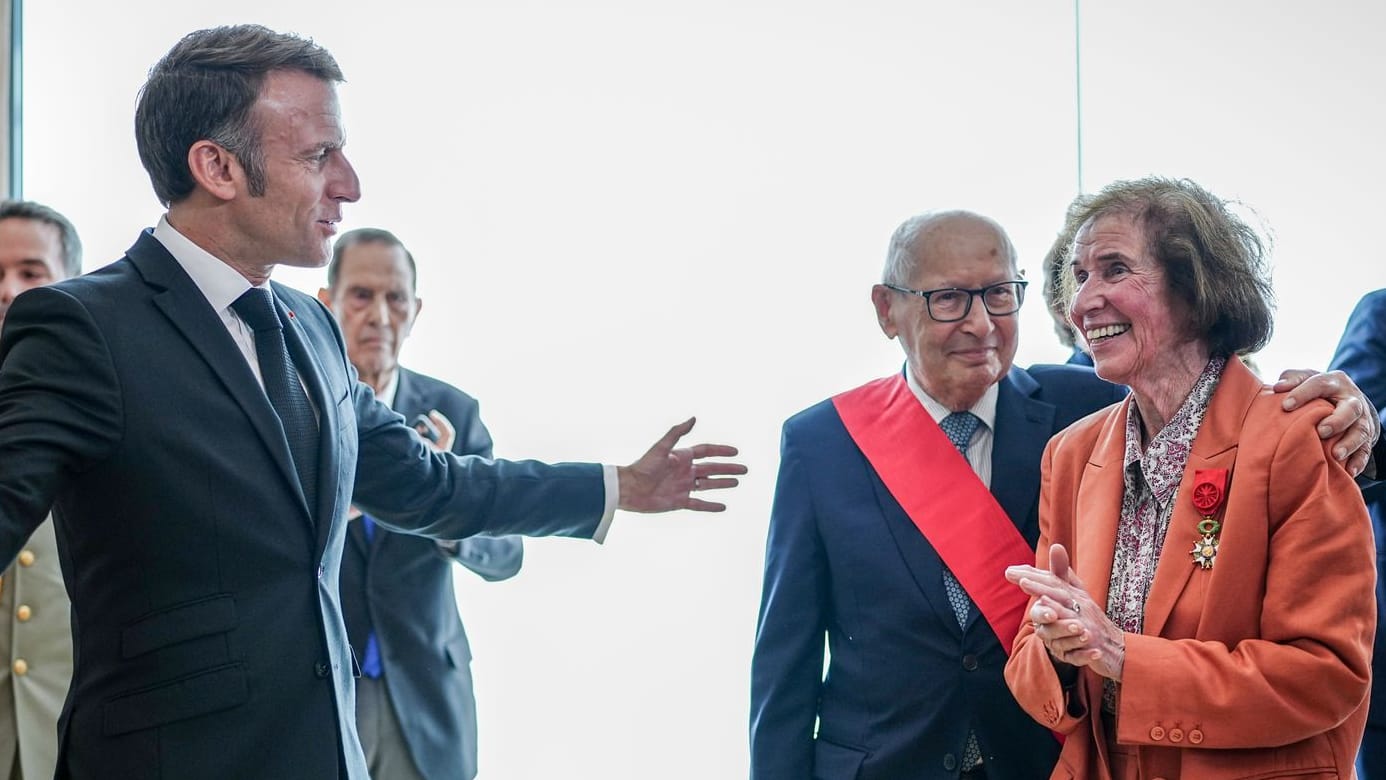 Emmanuel Macron (l.) bei der Verleihung mit Beate (r., vorne) und Serge Klarsfeld.