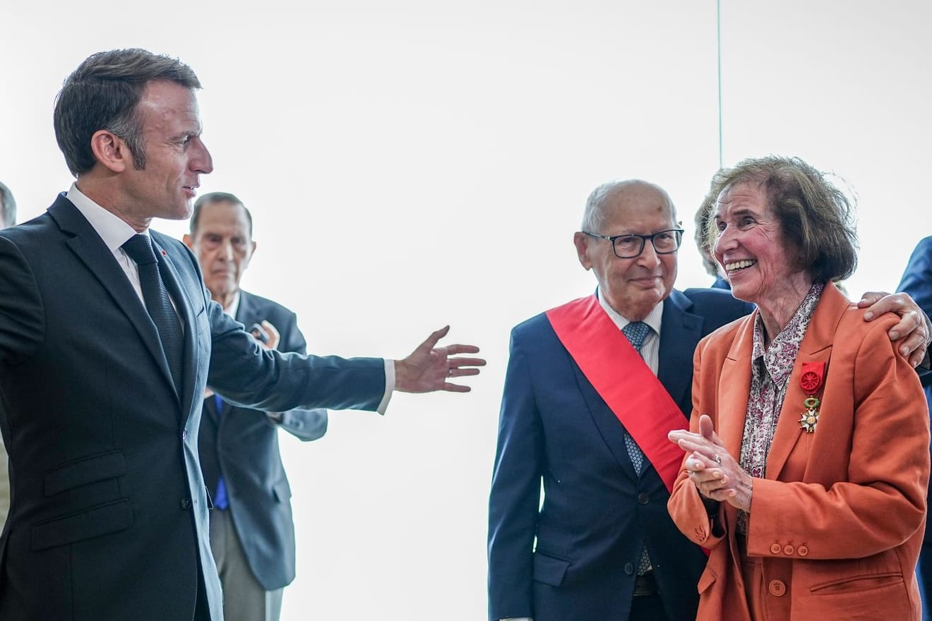 Emmanuel Macron (l.) bei der Verleihung mit Beate (r., vorne) und Serge Klarsfeld.