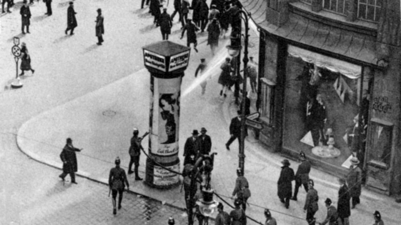 Berlin 1929, Alexanderplatz: Bei tagelangen Unruhen Anfang Mai feuerte die Polizei eigenen Angaben zufolge rund 11.000 Schüsse auf kommunistische Demonstranten ab, 33 Menschen starben.