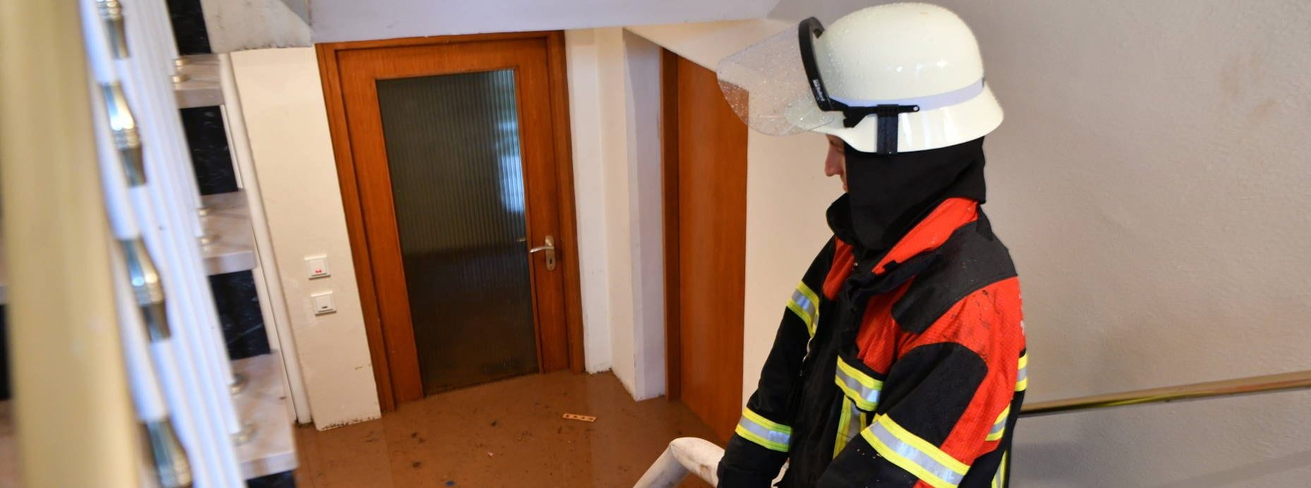 Starkregen sorgt in Saarbrücken-Fechingen für Hochwasser im Langweiler Weg. Dort wurden mehrere Wohnungen zerstört, unter anderem in einem frisch renovierten Haus. Zwei PKW wurden komplett überflutet.