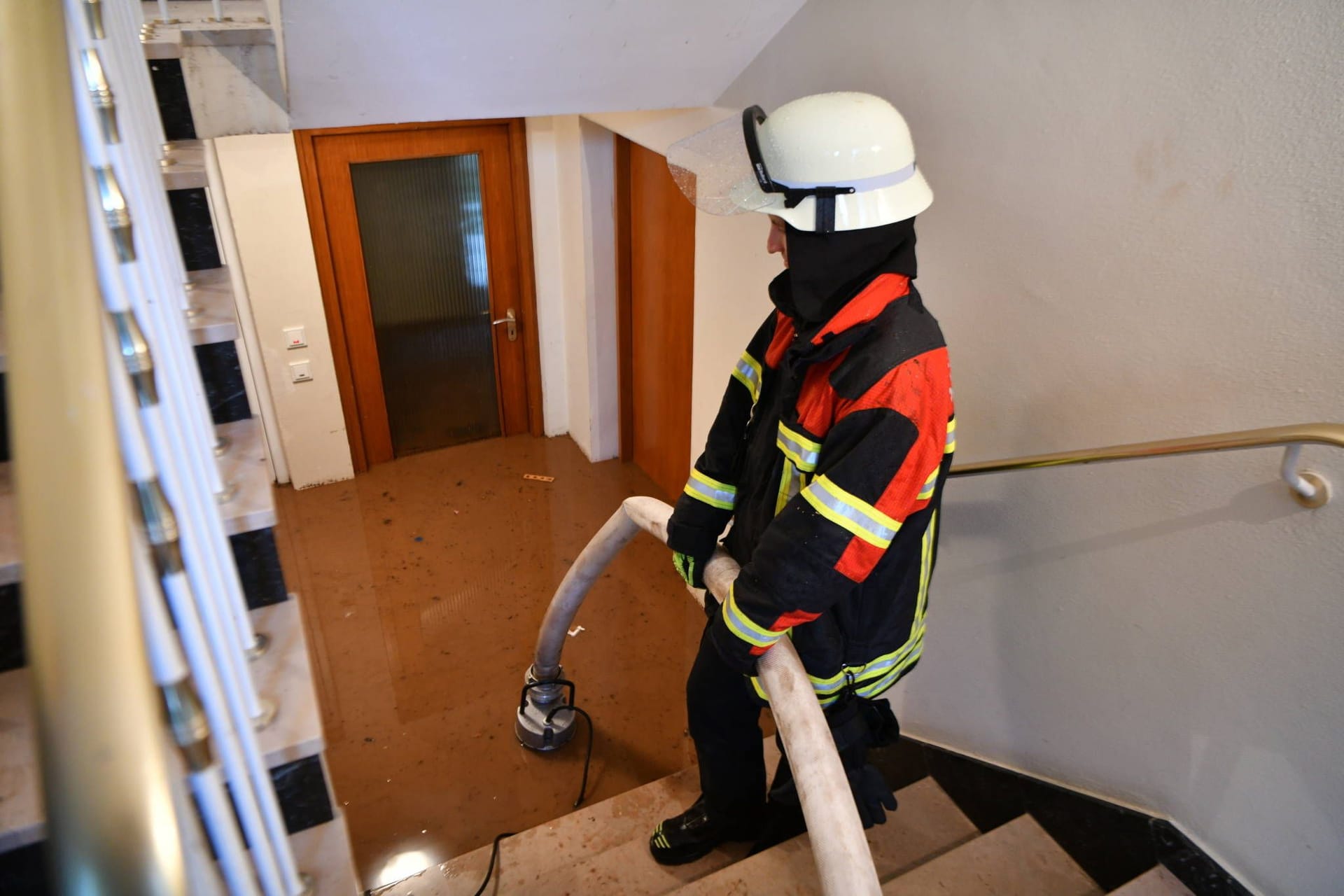 Starkregen sorgt in Saarbrücken-Fechingen für Hochwasser im Langweiler Weg. Dort wurden mehrere Wohnungen zerstört, unter anderem in einem frisch renovierten Haus. Zwei PKW wurden komplett überflutet.