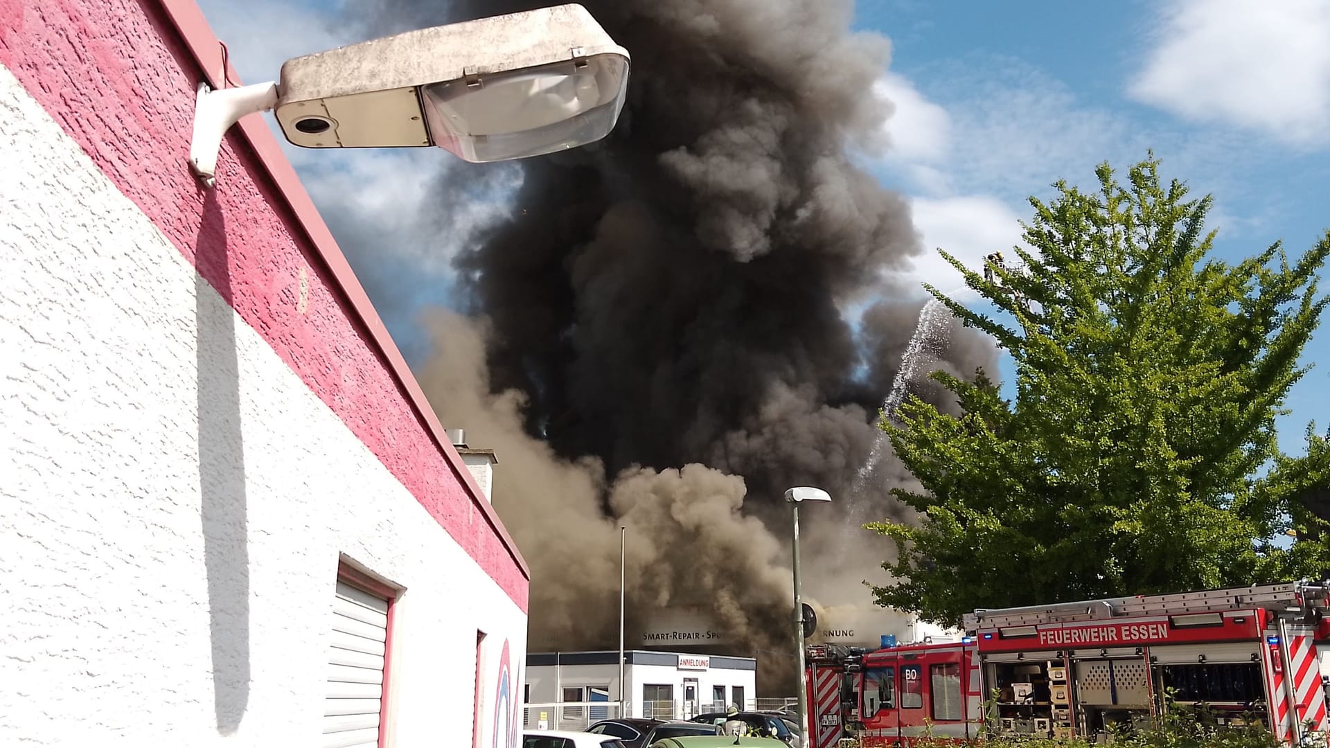 Bei einem Großbrand in einem Gewerbegebiet kam es am Montag zu einer starken Rauchentwicklung, die noch in der Ferne gut sichtbar war.