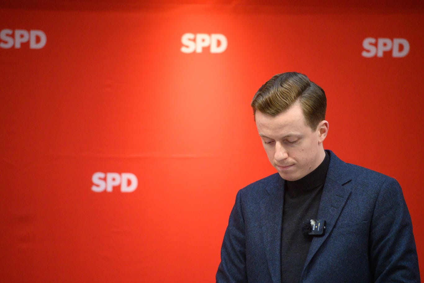 Hannovers SPD-Chef und Bundestagsabgeordneter Adis Ahmetovic: Der 30-Jährige zieht sich wegen einer Krebserkrankung aus der Politik zurück.