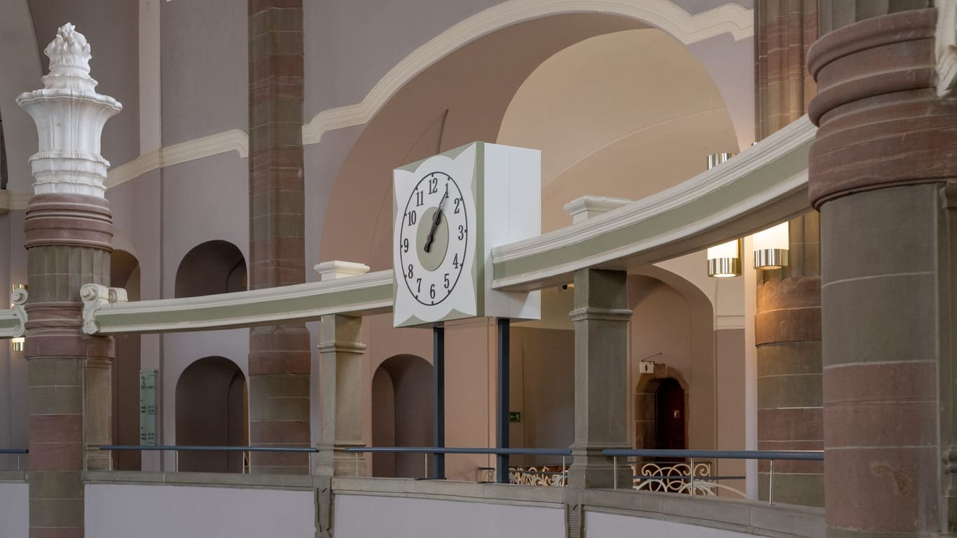Eine neue Gerichtsuhr hängt in der Eingangshalle des Gerichts in der Littenstraße. Die neue Uhr ist Nachfolgerin einer historischen Gerichtsuhr, die im Zweiten Weltkrieg zerstört wurde.