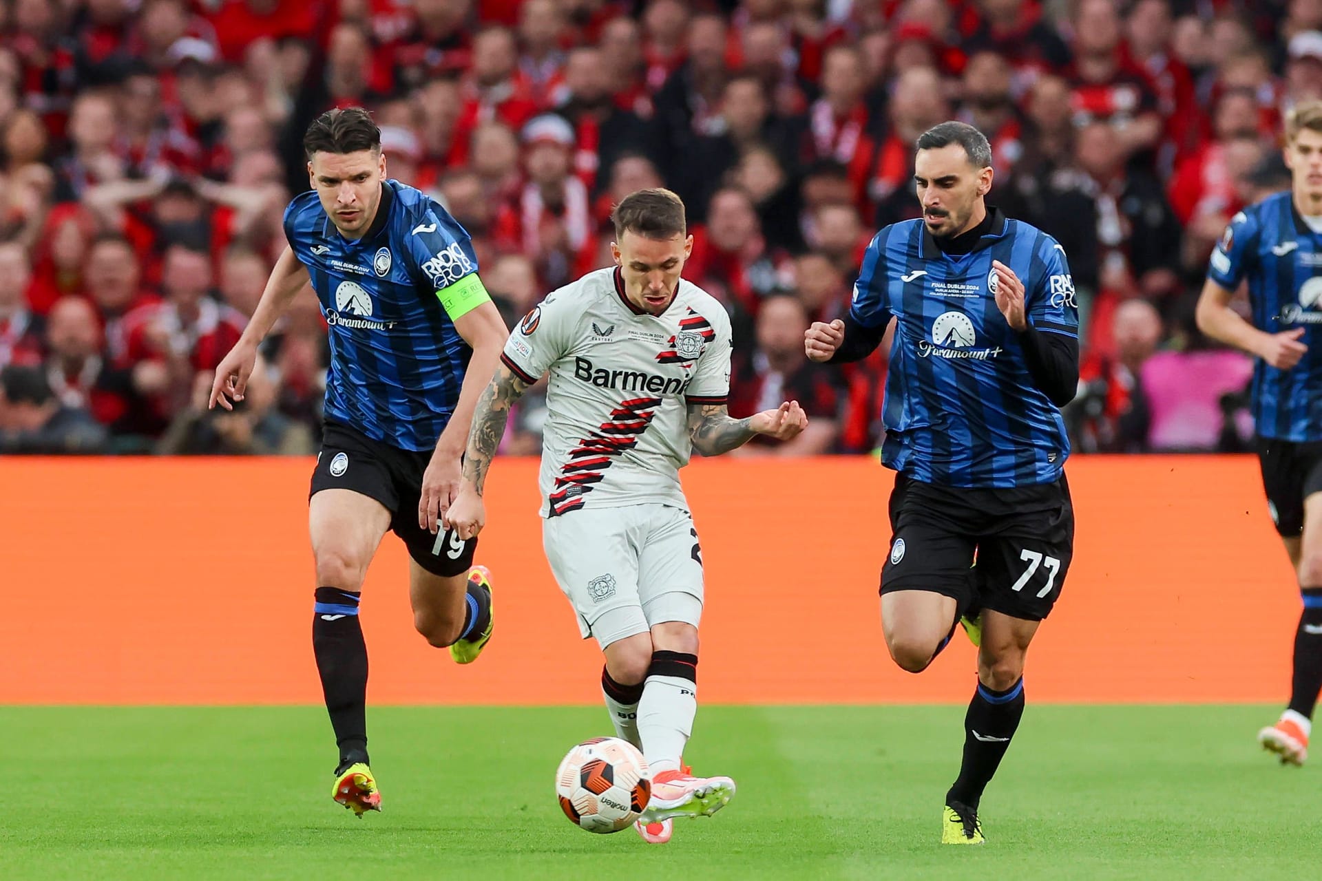 Alejandro Grimaldo (bis 69.): Ließ sich zu Beginn von der allgemeinen Verunsicherung in der Leverkusener Mannschaft anstecken. Versuchte es dann aber wenigstens mit ein paar Vorstößen in die gegnerische Hälfte. Dann aber oft zu unkonzentriert wie in Minute 34, als sein Abspiel im Nirgendwo landete. Note 5