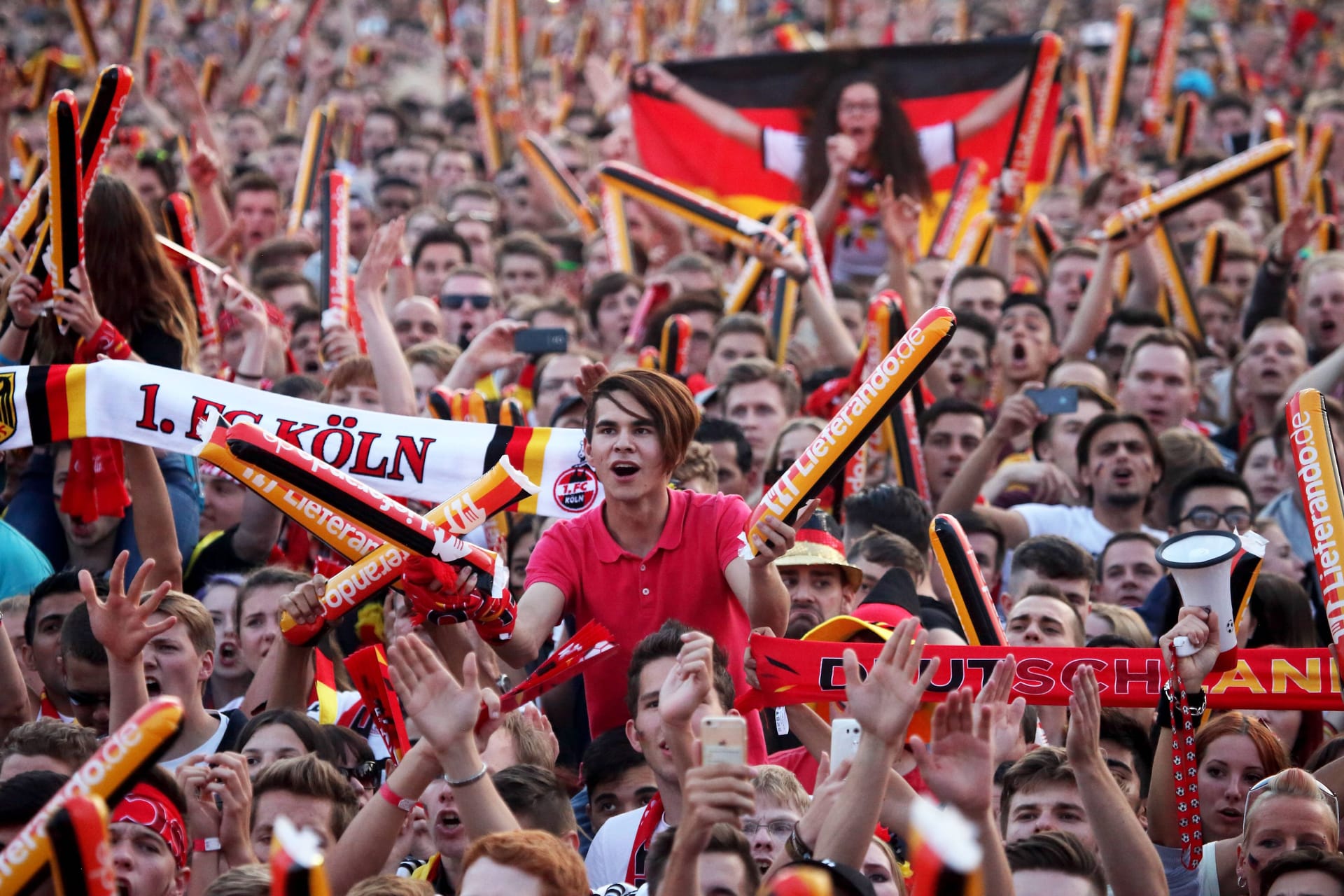 Public Viewing während der Fußball-EM 2016 (Archivbild): Ein umstrittener Song wird während des Public Viewings der Stadt nicht zu hören sein.