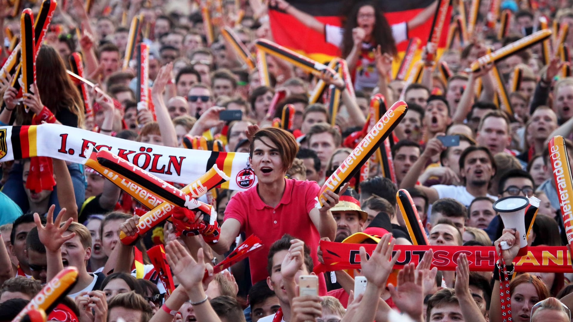 Public Viewing während der Fußball-EM 2016 (Archivbild): Ein umstrittener Song wird während des Public Viewings der Stadt nicht zu hören sein.