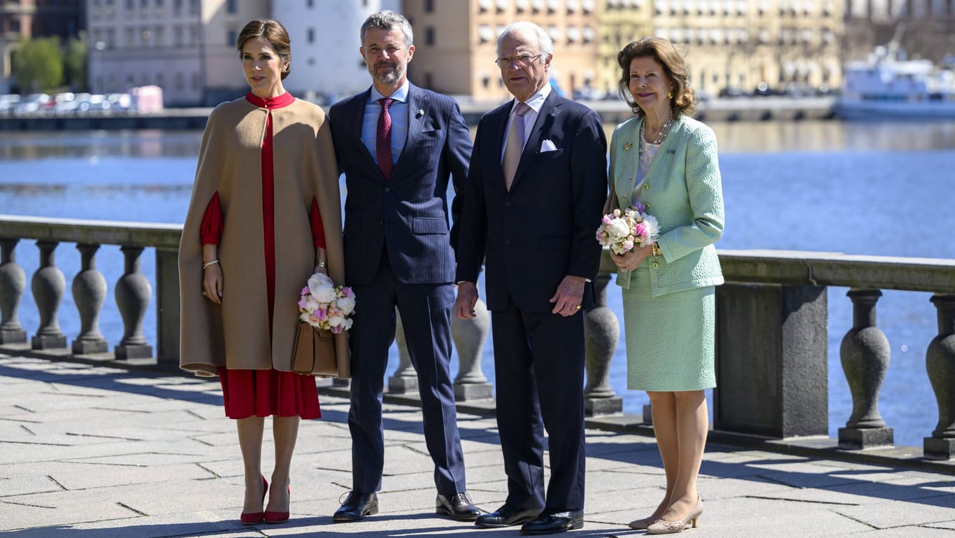 Mary und Frederik von Dänemark posieren mit Silvia und Carl Gustaf von Schweden
