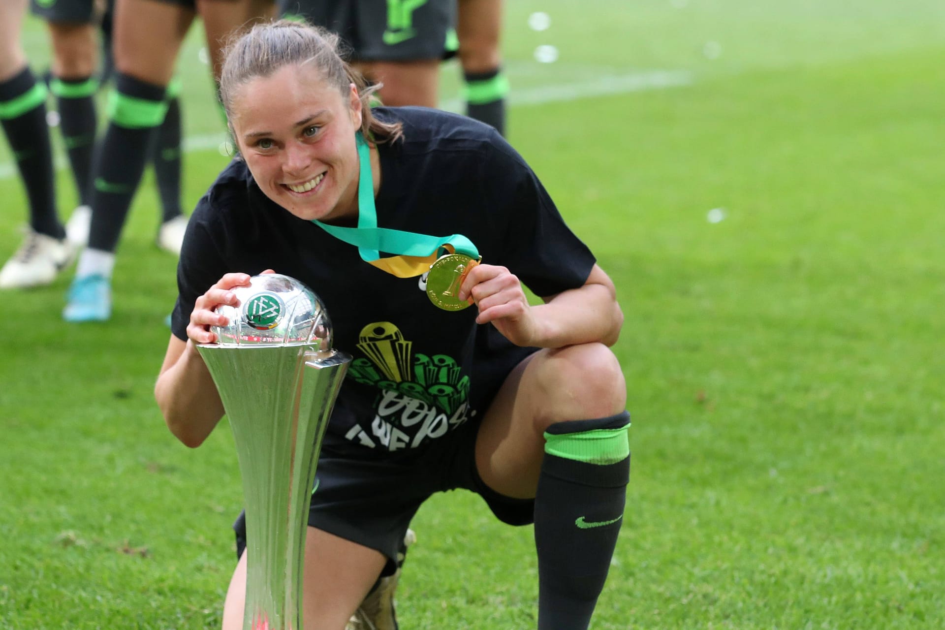 Ewa Pajor mit dem DFB-Pokal: Die Top-Stürmerin wird den VfL Wolfsburg verlassen.