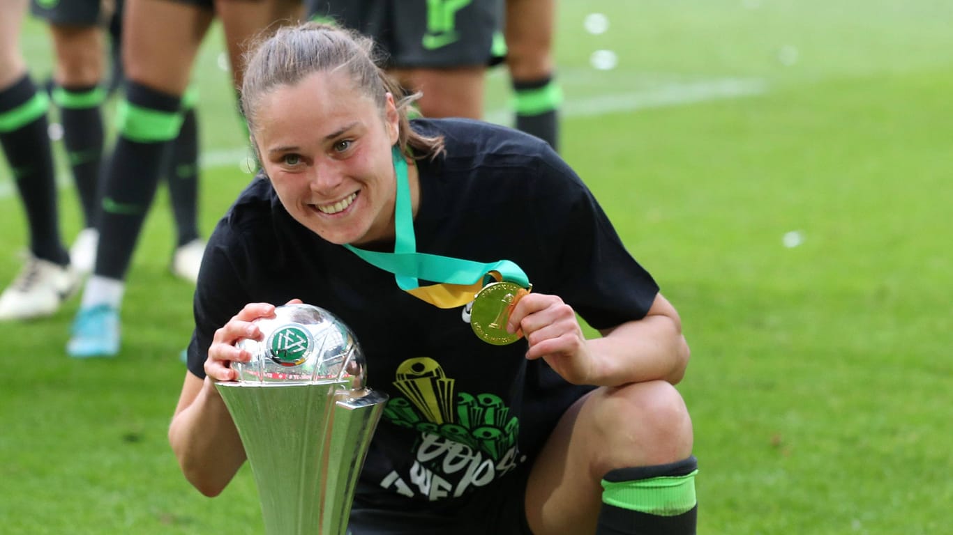 Ewa Pajor mit dem DFB-Pokal: Die Top-Stürmerin wird den VfL Wolfsburg verlassen.
