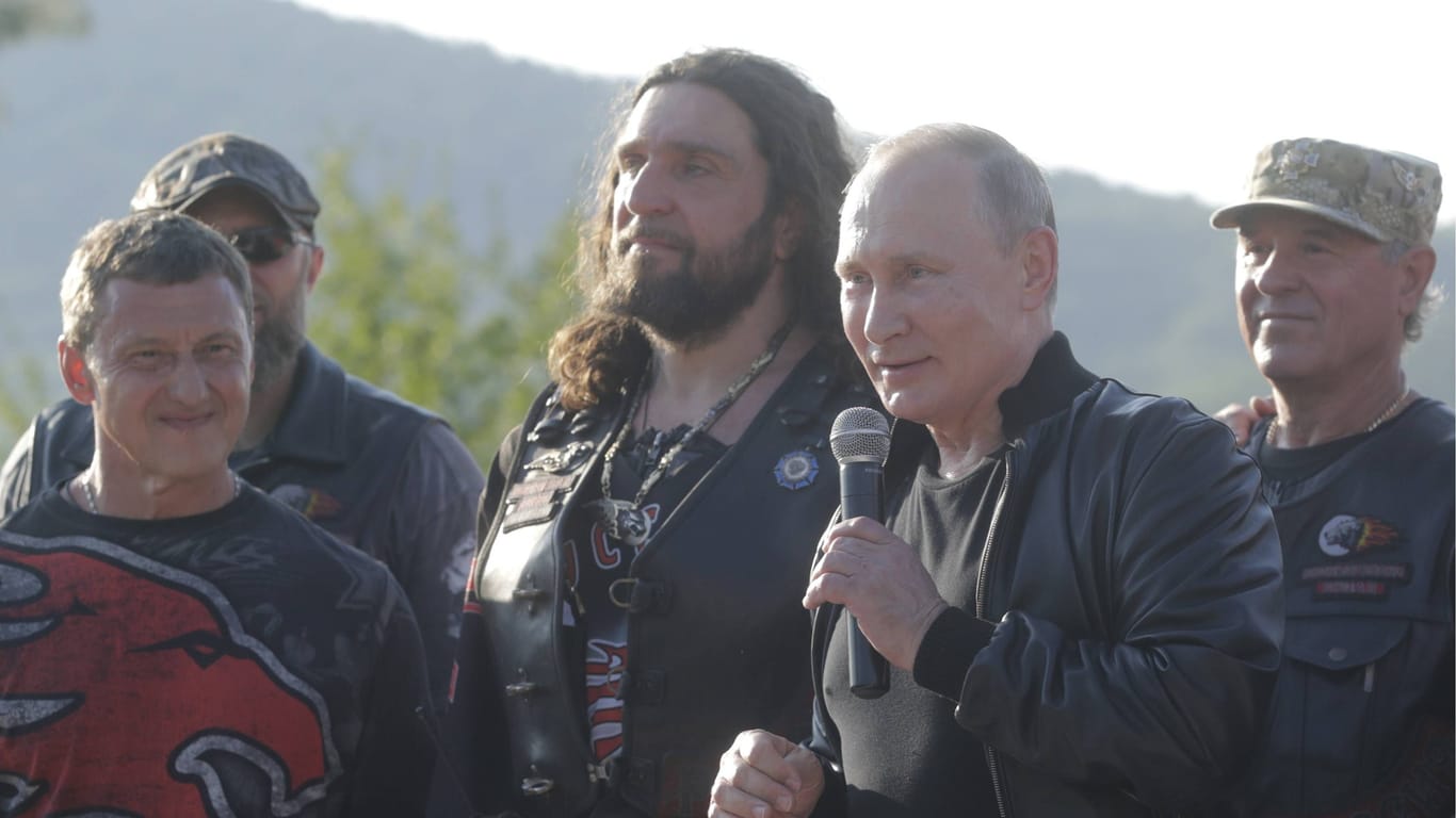 Putin und der "Nachtwölfe"-Anführer Saldostanow (Archivfoto): Der russische Staatschef zeigt sich immer wieder gerne mit den Rockern, die für ihn auch in Kriegsgebieten aktiv sind.