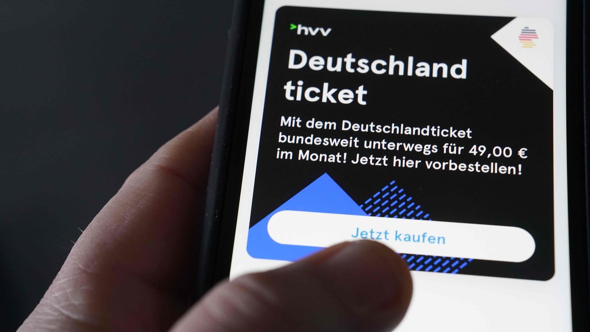 Ein Mann kauft ein Deutschlandticket über eine App