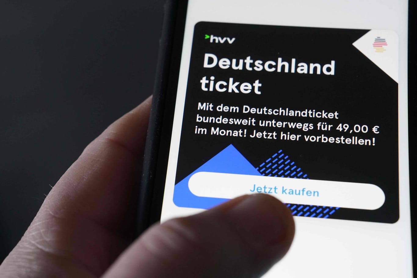 Ein Mann kauft ein Deutschlandticket über eine App