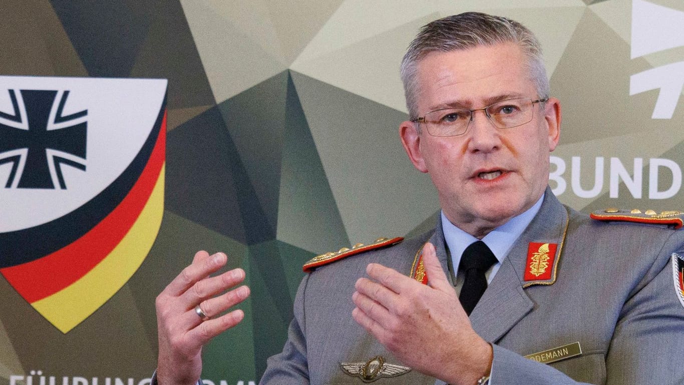 Generalleutnant André Bodemann (Archivbild): Laut dem Befehlshaber des Territorialen Führungskommandos der Bundeswehr muss es in Zukunft immer wieder Übungen wie die im Seehafen Rostock geben.