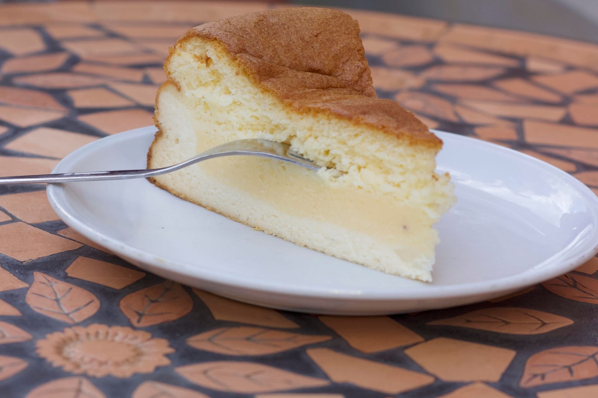 Die womöglich leckerste Eierschecke der Stadt: Durch die schonende Backzeit von zweieinhalb Stunden wird der Kuchen besonders fluffig.