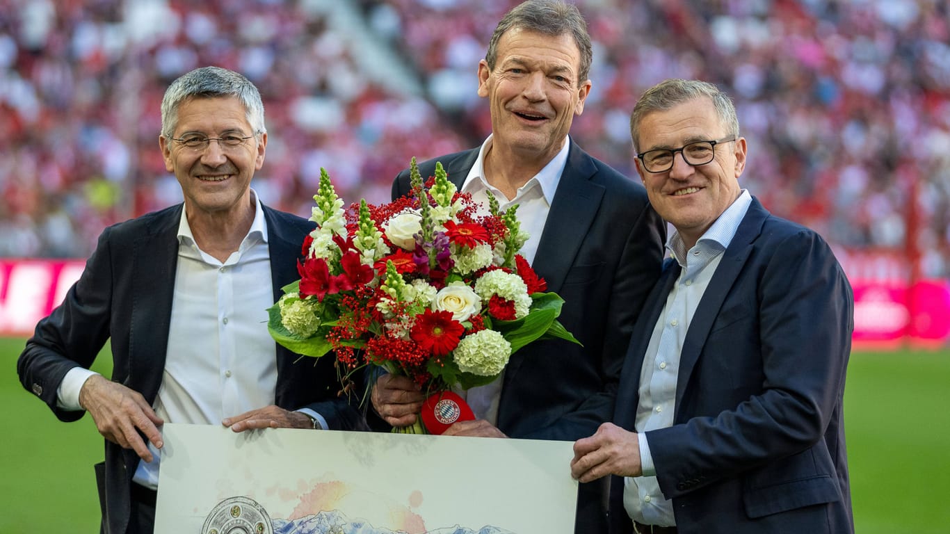 Andreas Jung (m.) neben Präsident Herbert Hainer (l.) und Vorstandschef Jan-Christian Dreesen.