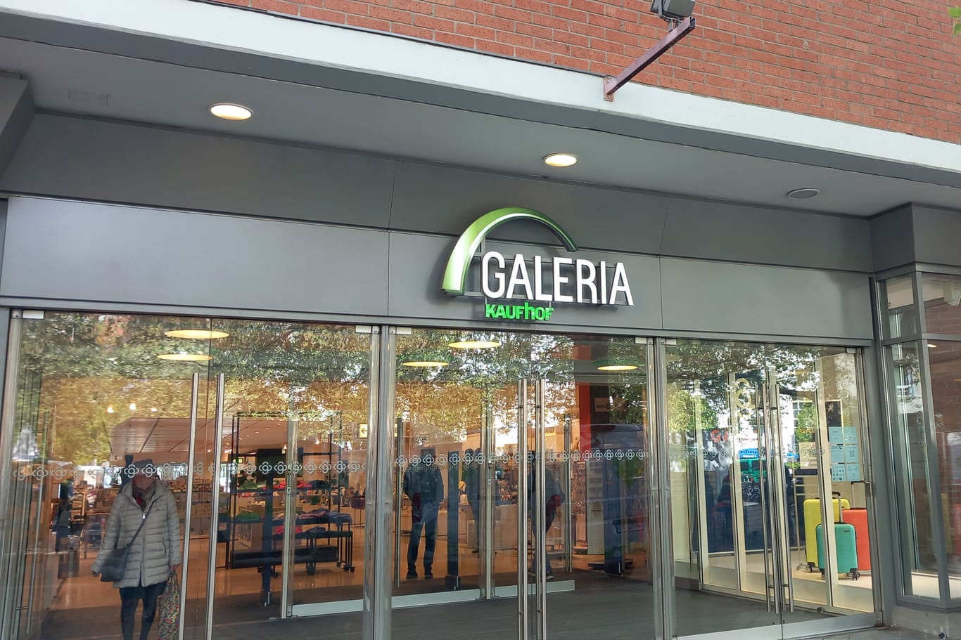Die Galeria-Filiale am Rotkreuzplatz: Der Betrieb kann weitergehen.