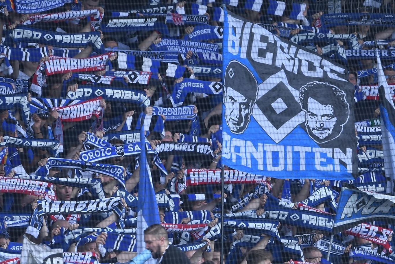2.500 HSV-Fans reisten nach Braunschweig mit: Einige von ihnen fielen in einer Kneipe negativ aus.