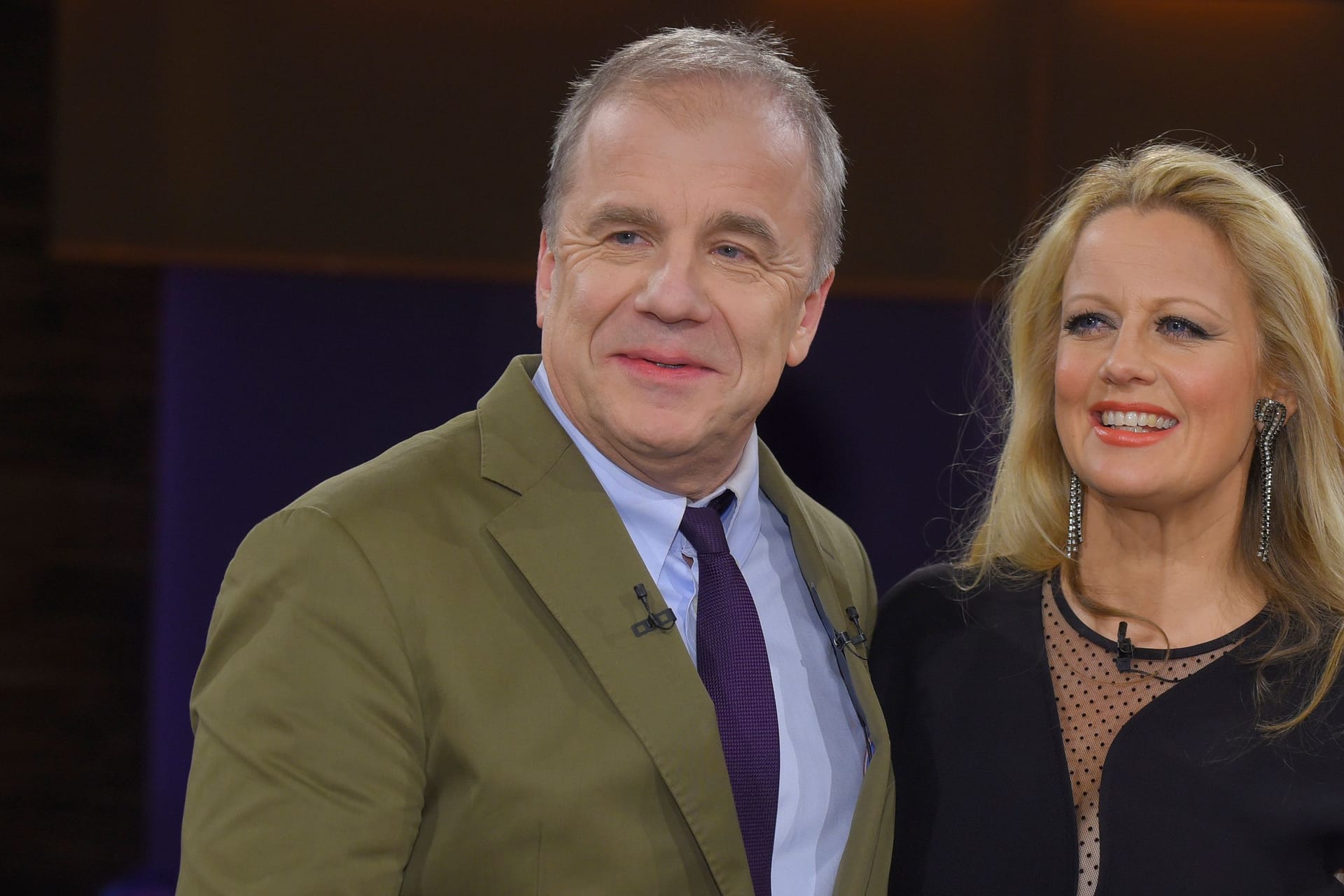 Hubertus Meyer-Burkhardt und Barbara Schoeneberger stehen im TV-Studio der "NDR Talkshow".