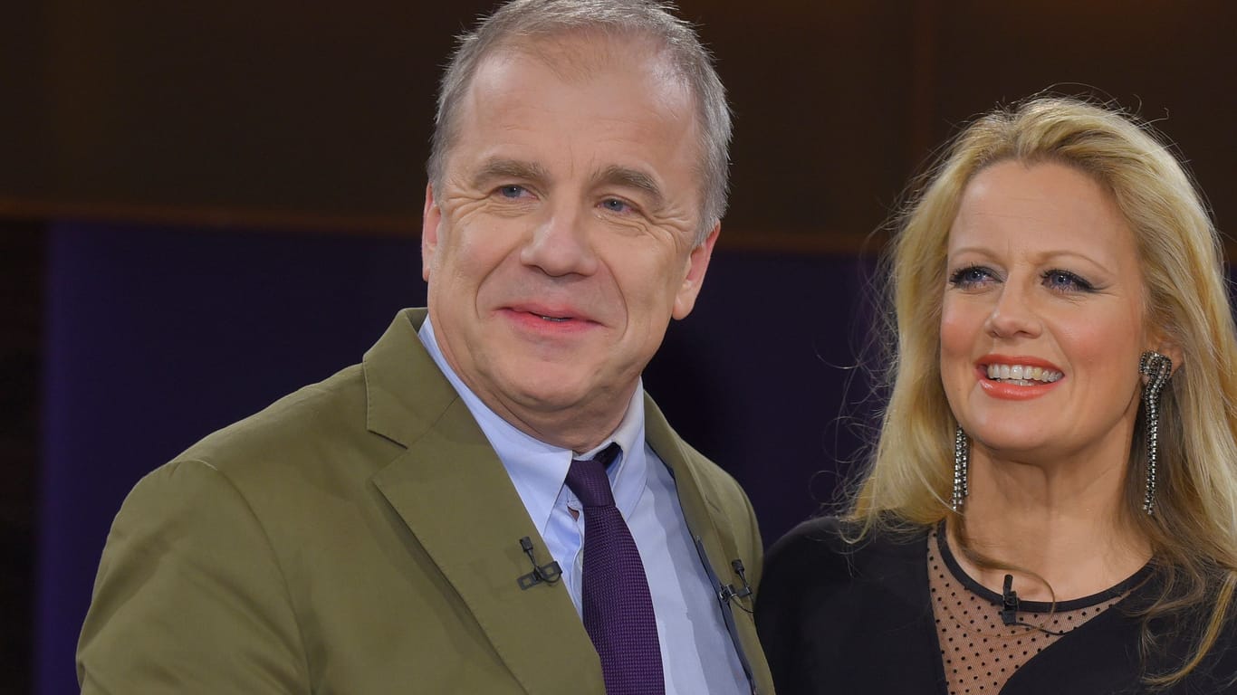 Hubertus Meyer-Burkhardt und Barbara Schoeneberger stehen im TV-Studio der "NDR Talkshow".