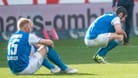 Rostocker Spieler enttäuscht am Boden: Der Abstieg in die 3. Liga ist perfekt.