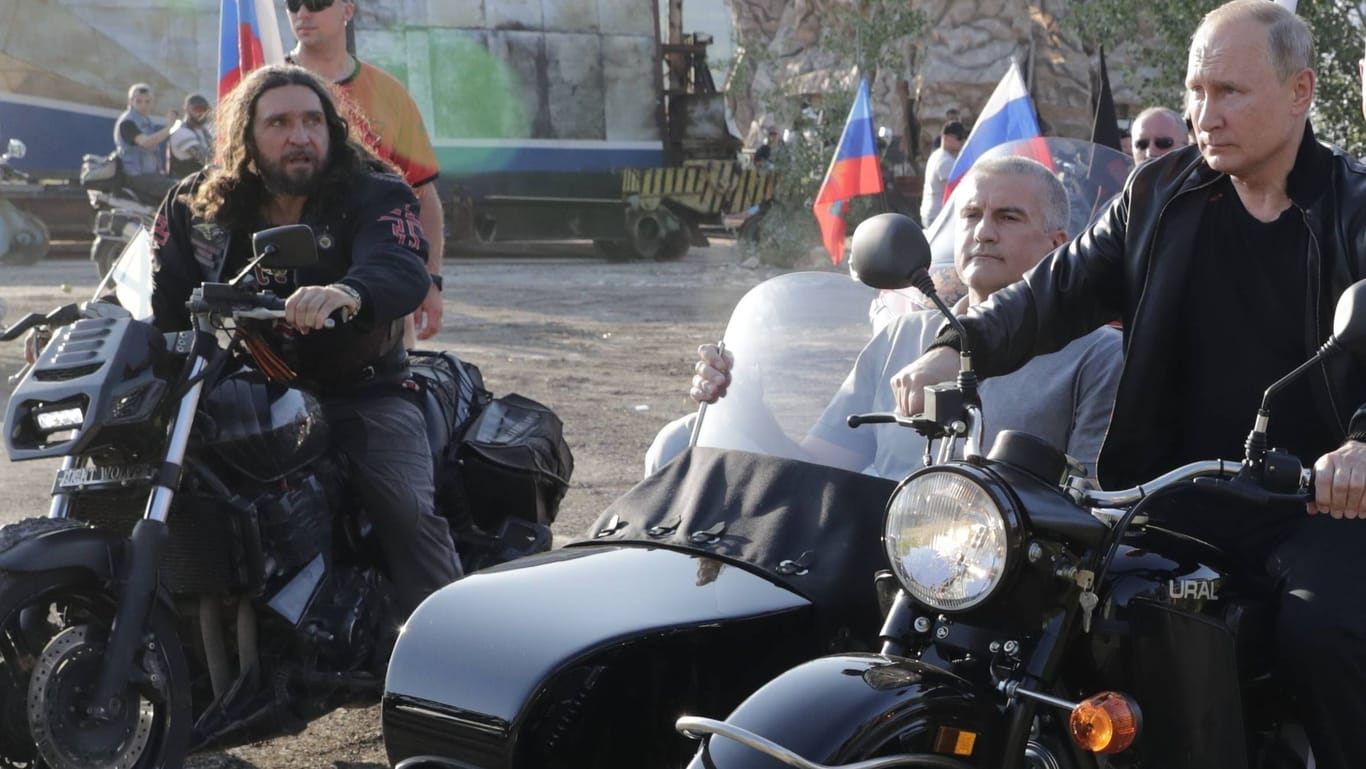 Wladimir Putin (rechts) mit dem Präsidenten der Nachtwölfe, Alexander Saldostanow (links) bei einer Veranstaltung auf der besetzten Krim (Archivbild).