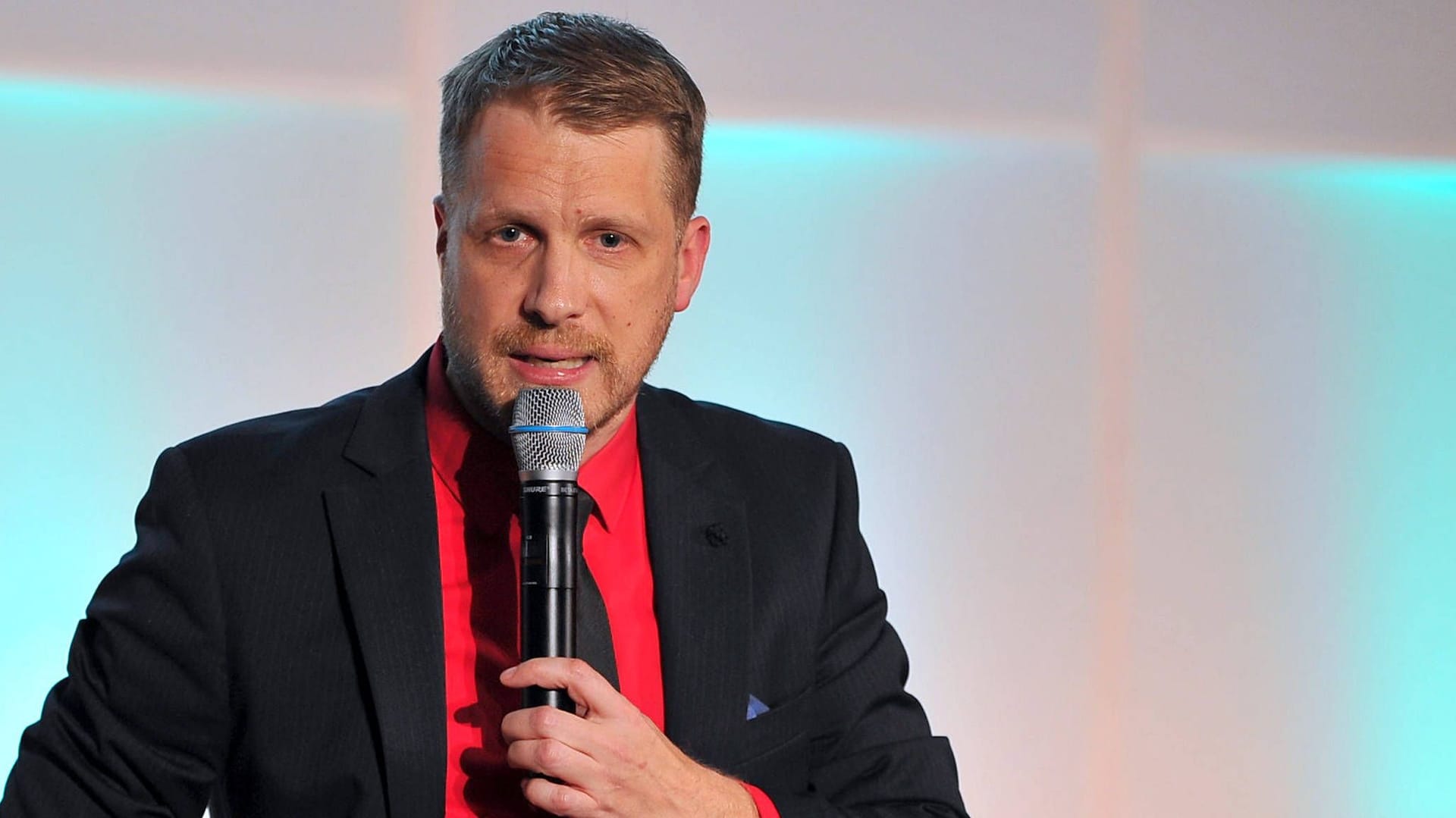 Oliver Pocher steht bei der 12. Charity-Gala am 16.12.2023 im Dolce Bad Nauheim auf der Bühne.