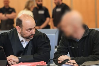 Der Angeklagte (r) sitzt im Gerichtssaal neben seinem Anwalt (Archivbild): Der deutsche Berufssoldat muss sich als mutmaßlicher Spion Russlands vor dem Düsseldorfer Oberlandesgericht verantworten.