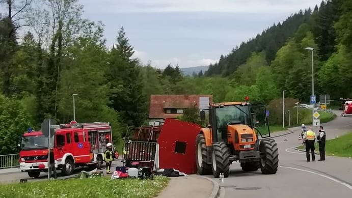 Bei einem Unfall mit einem Maiwagen im südbadischen Kandern gab es 30 Verletzte.