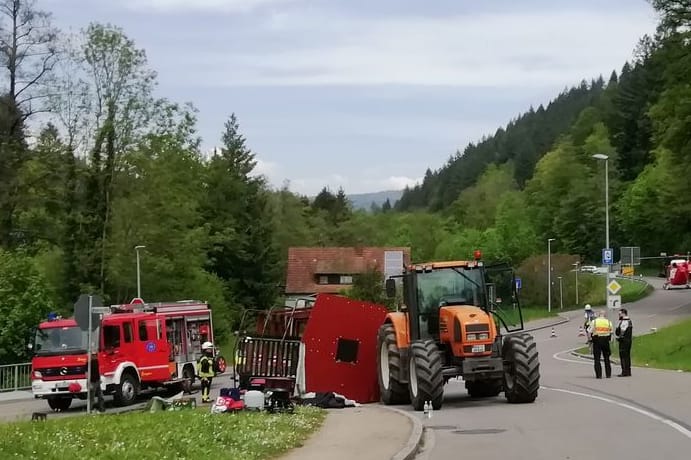 Bei einem Unfall mit einem Maiwagen im südbadischen Kandern gab es 30 Verletzte.