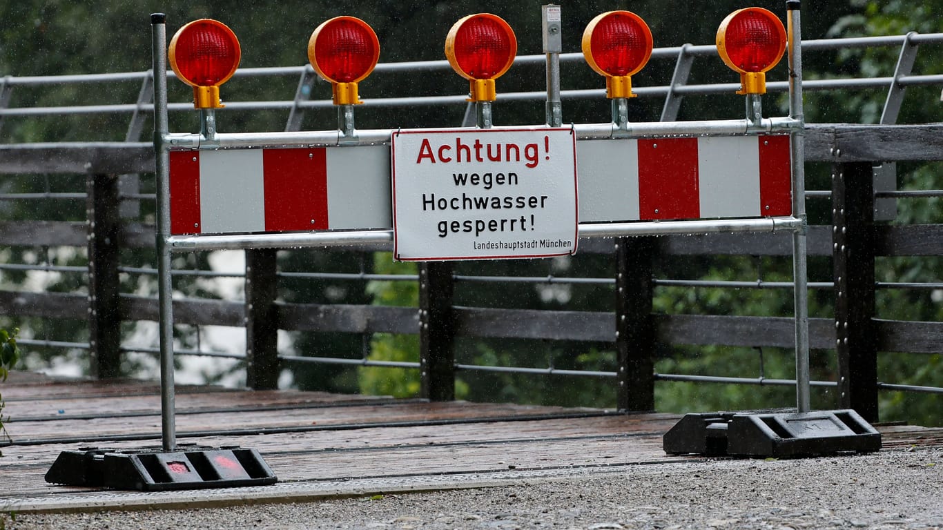 Sperrung des Marienklausenstegs in München (Archivbild): Steigt der Pegel der Isar weiter an, könnte die Brücke am Wochenende wie schon im August 2023 wieder gesperrt werden.