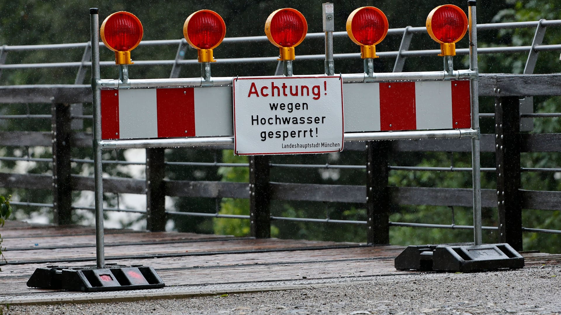 Sperrung des Marienklausenstegs in München (Archivbild): Steigt der Pegel der Isar weiter an, könnte die Brücke am Wochenende wie schon im August 2023 wieder gesperrt werden.