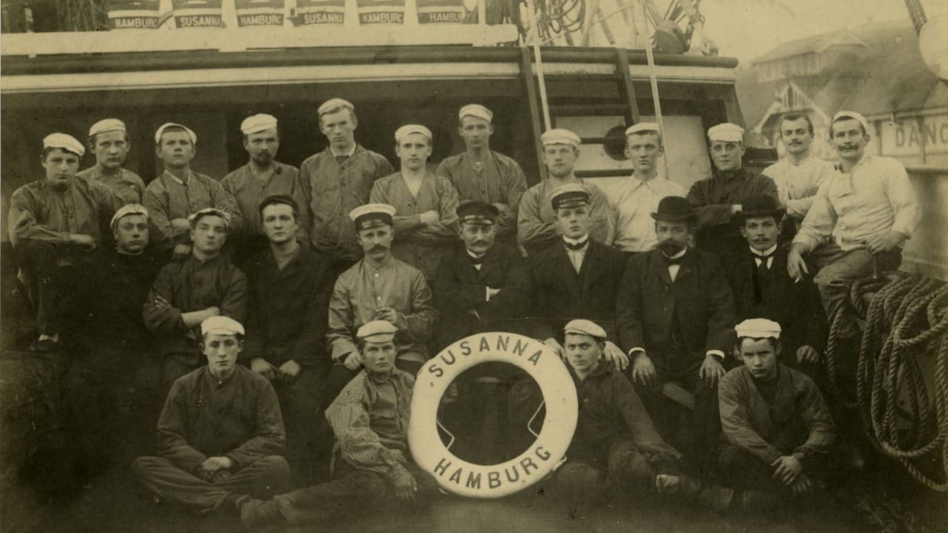 Die Mannschaft der "Susanna": Die Seeleute wurden längst für tot gehalten, als ihr Schiff plötzlich in Chile auftauchte.