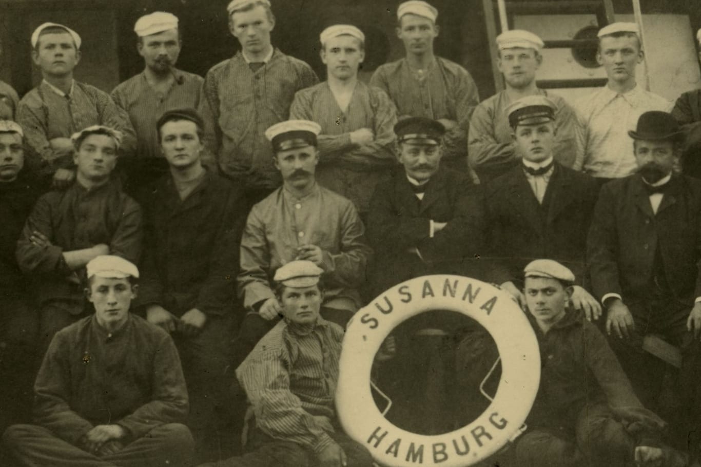 Die Mannschaft der "Susanna": Die Seeleute wurden längst für tot gehalten, als ihr Schiff plötzlich in Chile auftauchte.