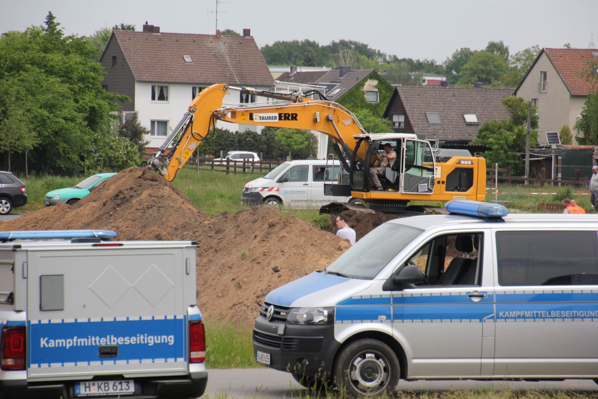 Einsatzwagen am Fundort einer Weltkriegsbombe in Hannover (Symbolfoto): In Bothfeld müssen am Dienstag 700 Menschen evakuiert werden.