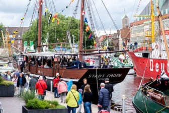 Zu den Emder Matjestagen werden in diesem Jahr zahlreiche Traditionsschiffe und Shantychöre aus Deutschland und den Niederlanden erwartet.