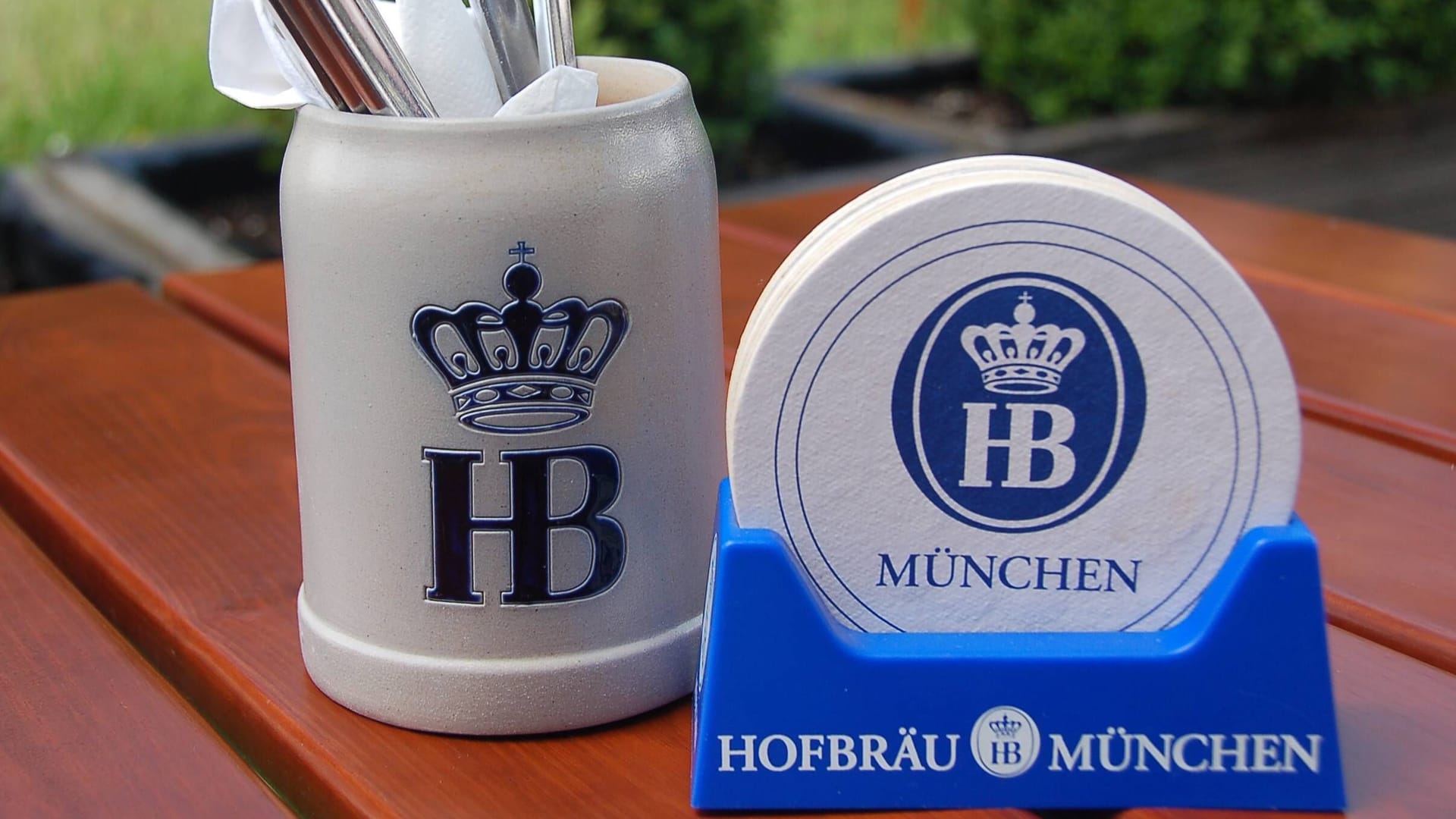 Hofbräuhaus-Steinkrug (Archivbild): Einen Amerikaner überkam nach 50 Jahren die Reue für den Diebstahl.