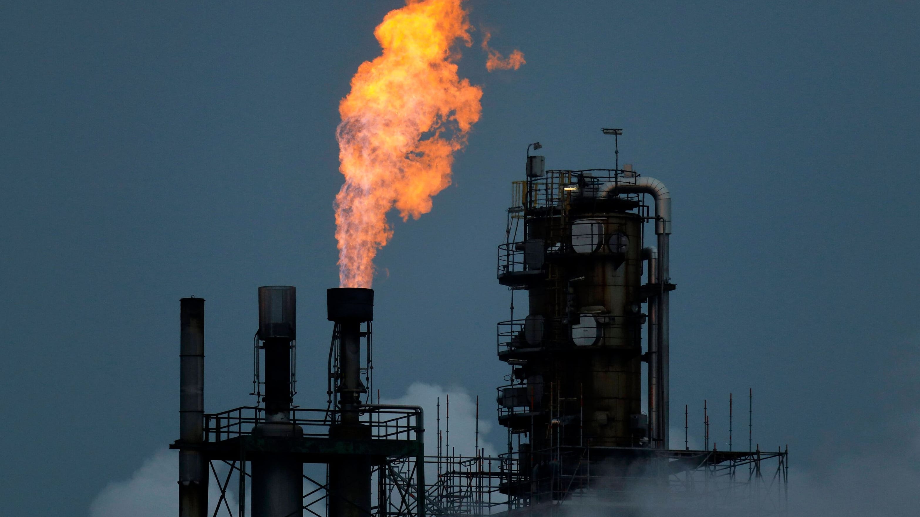 Ölpreise | Dollar und Geopolitik: Deshalb wird Erdöl wieder teurer