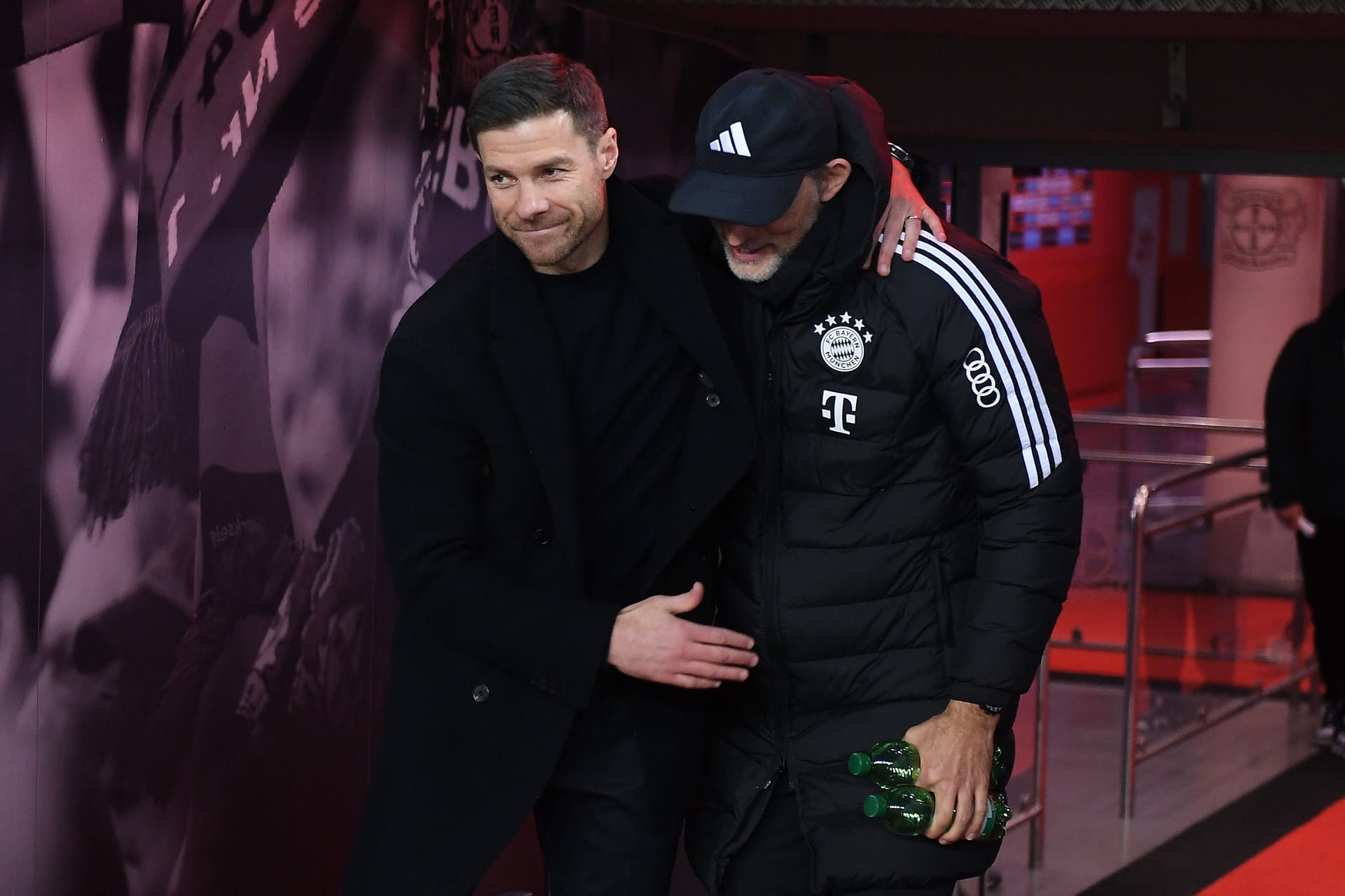 Xabi Alonso (l.) und Thomas Tuchel: Leverkusen hat den Bayern die Meisterschale in dieser Saison weggeschnappt.