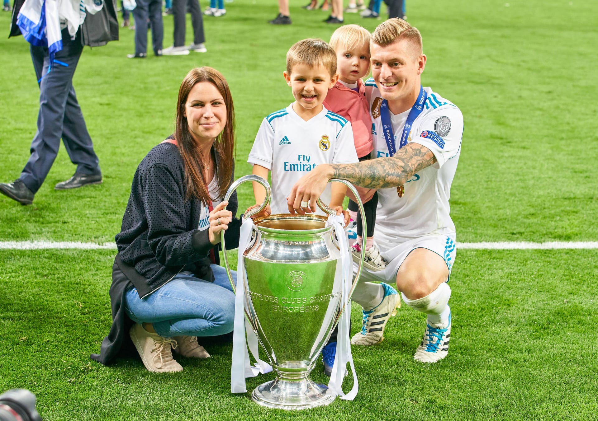 Jessica und Toni Kroos sowie die gemeinsamen Kinder Leon und Amelie 2018 nach dem CL-Triumph in Kiew.