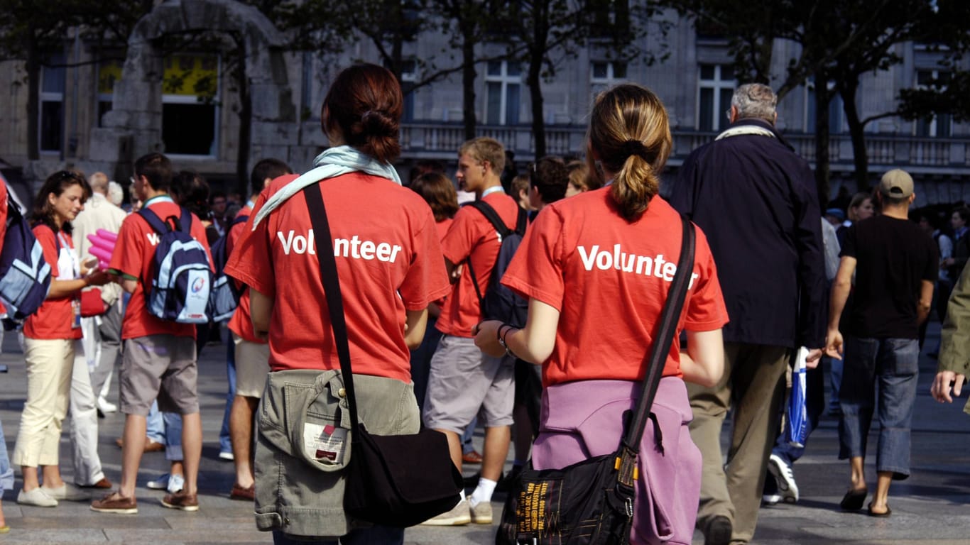 Freiwillige beim Weltjugendtag der Katholischen Kirche (Symbolbild): Ein Kölner Versicherungsunternehmen fördert ehrenamtliche Tätigkeiten seiner Mitarbeiter.