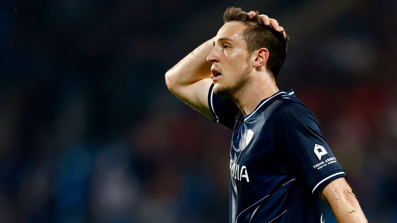 Keven Schlotterbeck geschockt: Im Relegations-Hinspiel musste der VfL Bochum eine deutliche Niederlage hinnehmen.