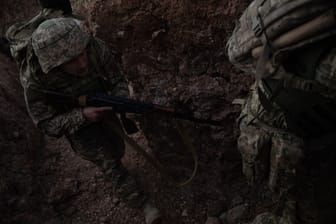 Ukraine-Krieg - Soldaten trainieren