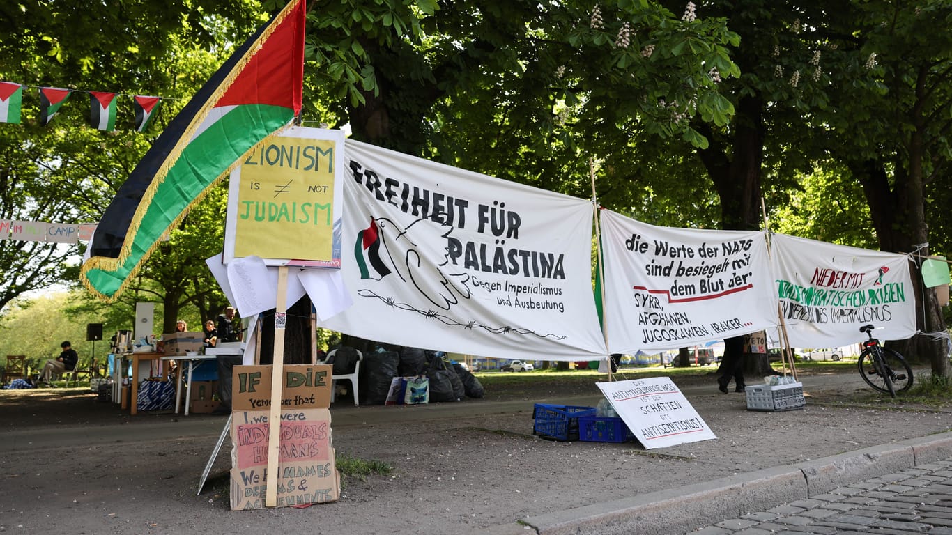 Ein Transparent mit der Aufschrift "Freiheit für Palästina" ist bei einer Mahnwache zu sehen: Die Aktion wurde bis Juni verlängert.