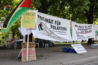 Ein Transparent mit der Aufschrift "Freiheit für Palästina" ist bei einer Mahnwache zu sehen: Die Aktion wurde bis Juni verlängert.