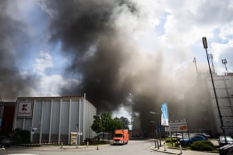 Dunkler Rauch steigt bei einem Brand in Berlin-Lichterfelde auf: Ein Großbrand hält die Einsatzkräfte in Atem.