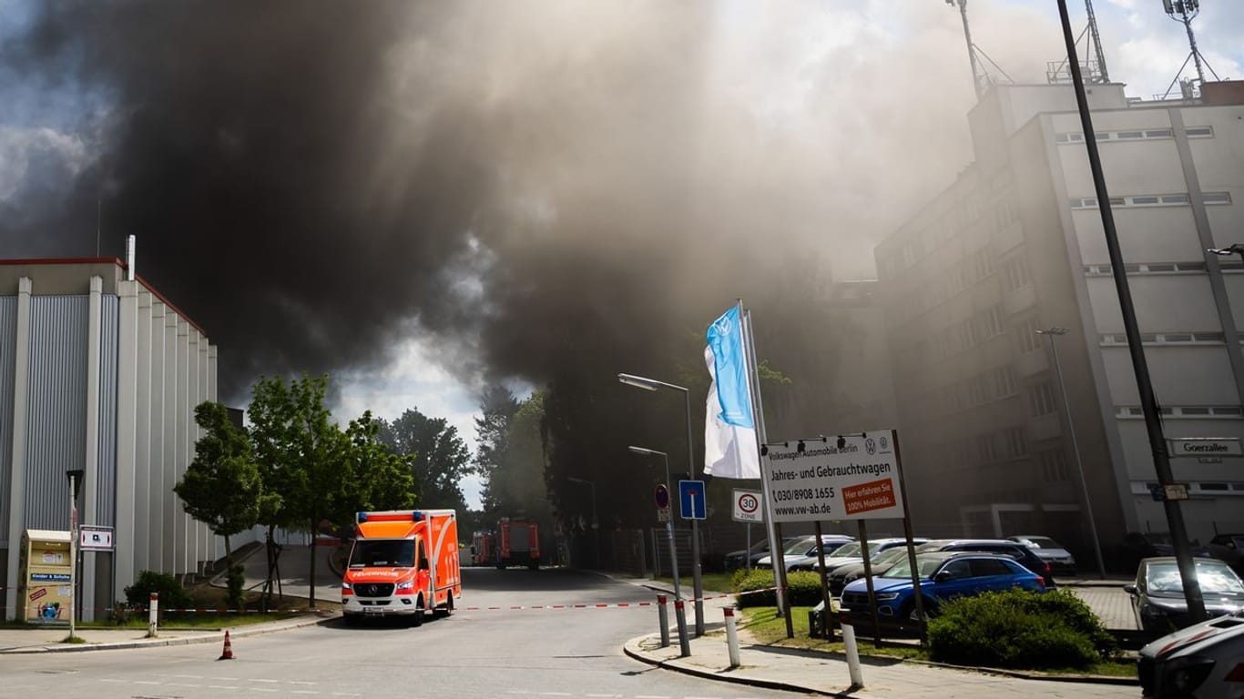 Dunkler Rauch steigt bei einem Brand in Berlin-Lichterfelde auf: Ein Großbrand hält die Einsatzkräfte in Atem.