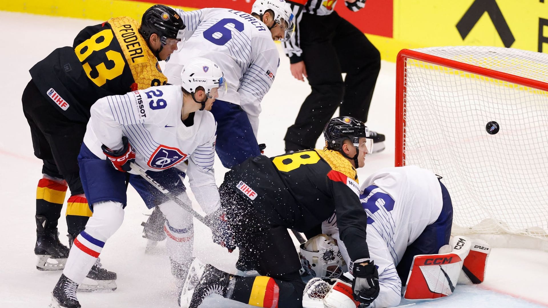 Turbulente Szenen: Deutschlands Pföderl (li.) und Nico Sturm m Duell mit Frankreichs Goalie Papillon.