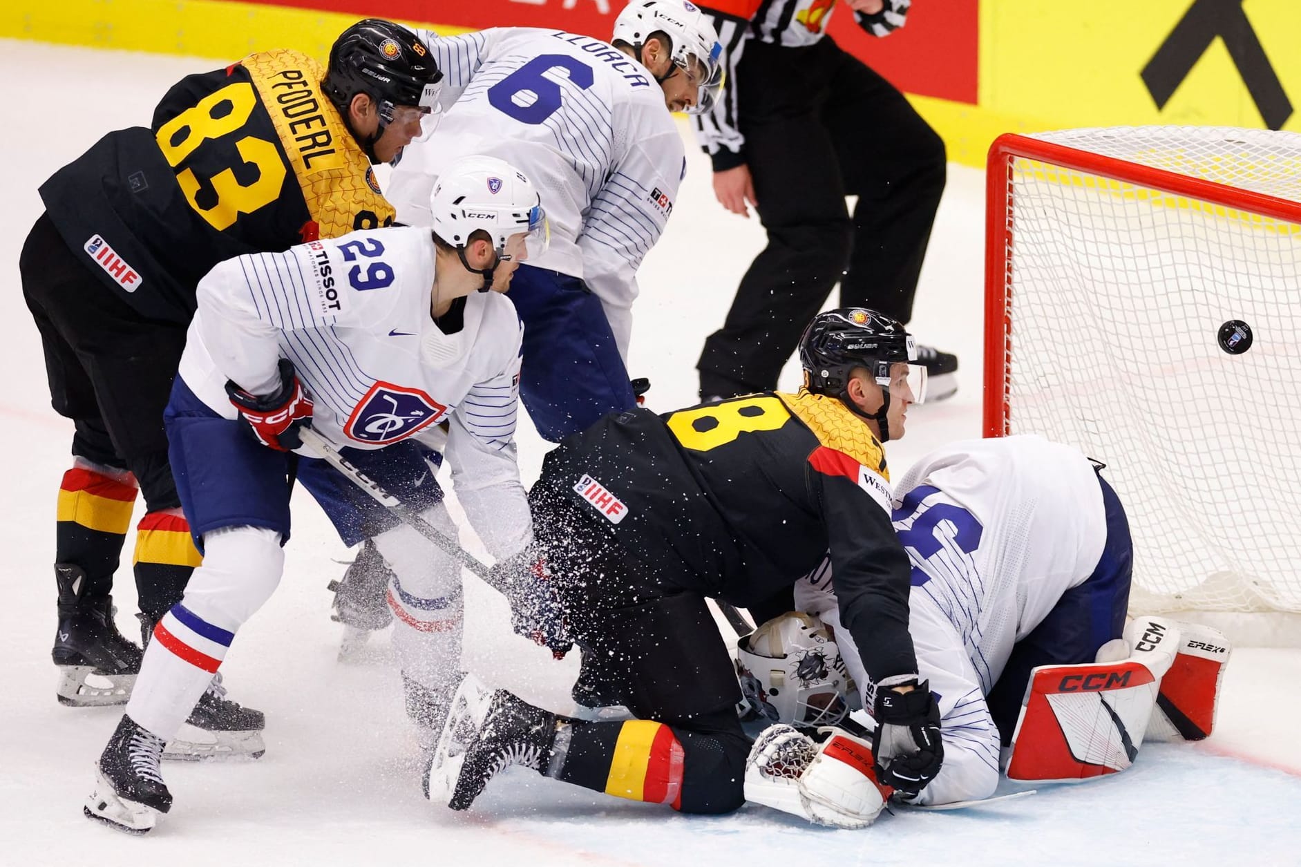 Turbulente Szenen: Deutschlands Pföderl (li.) und Nico Sturm m Duell mit Frankreichs Goalie Papillon.