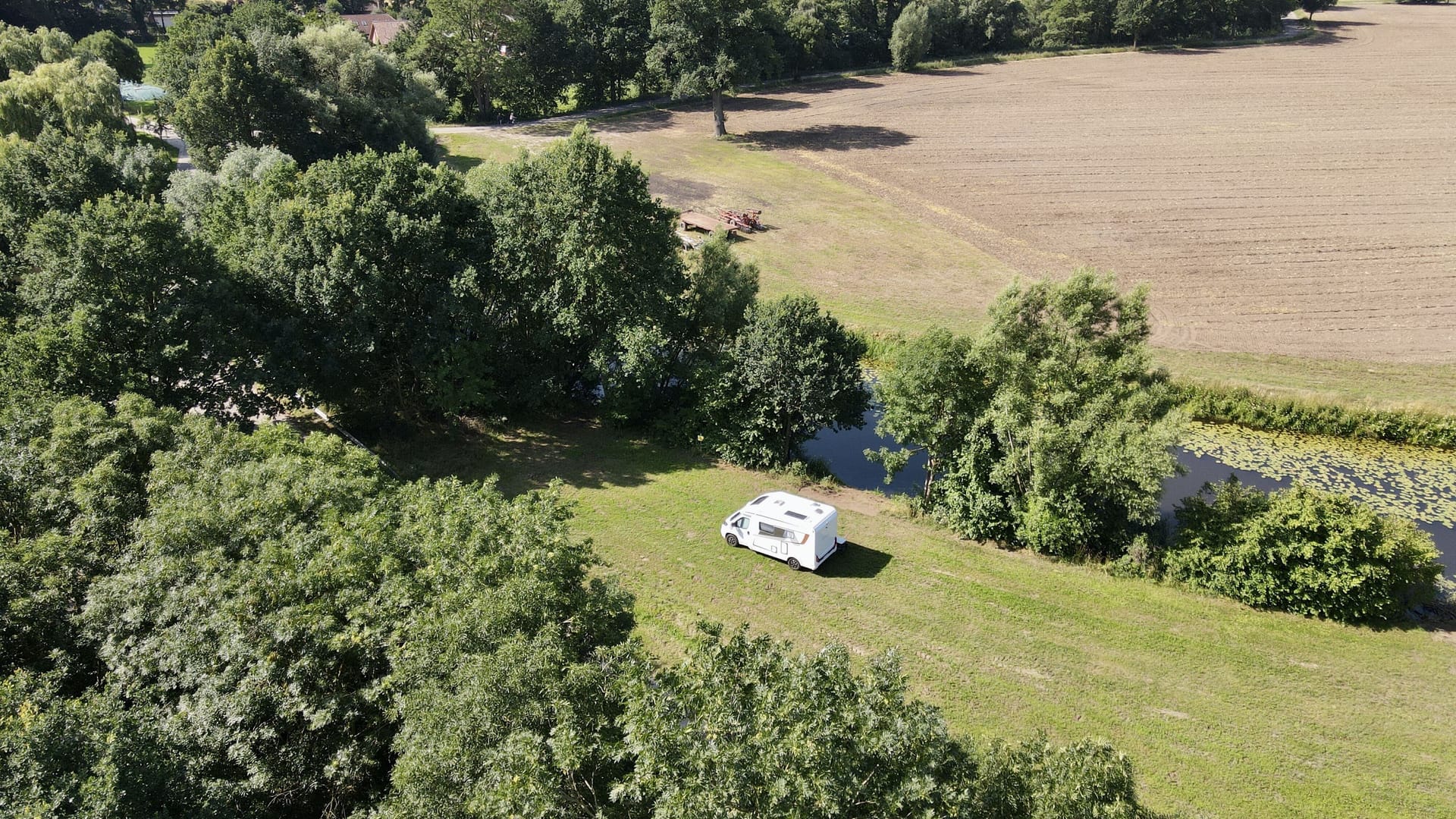 Der Stellplatz liegt idyllisch inmitten von Feldern und Wiesen.